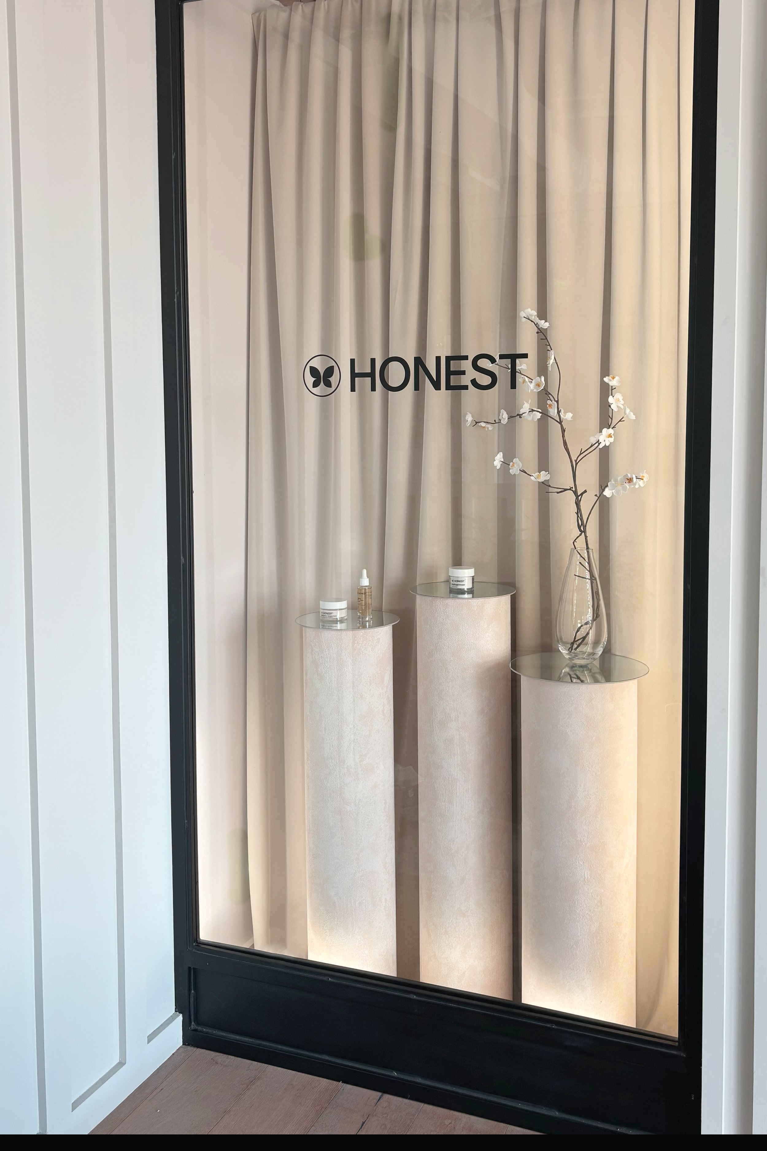 HonestCo_Showroom_Visual_Merchandising_Styling_Window_Displays_01.jpg