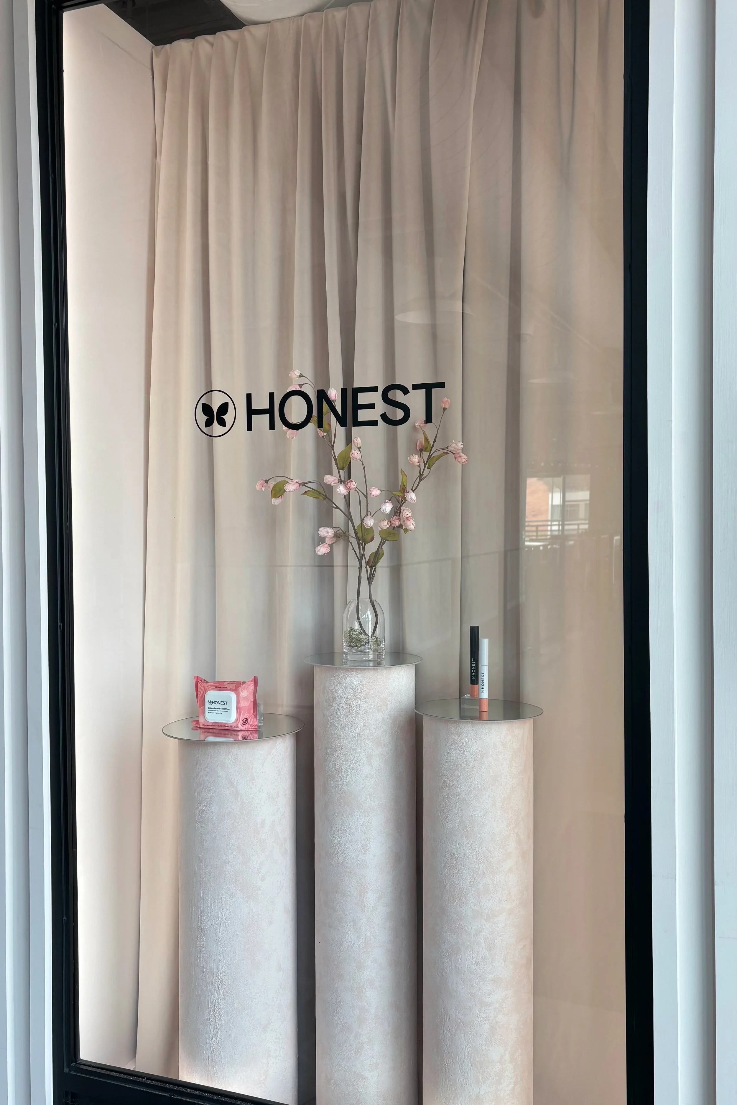 HonestCo_Showroom_Visual_Merchandising_Styling_Window_Displays_02.jpg