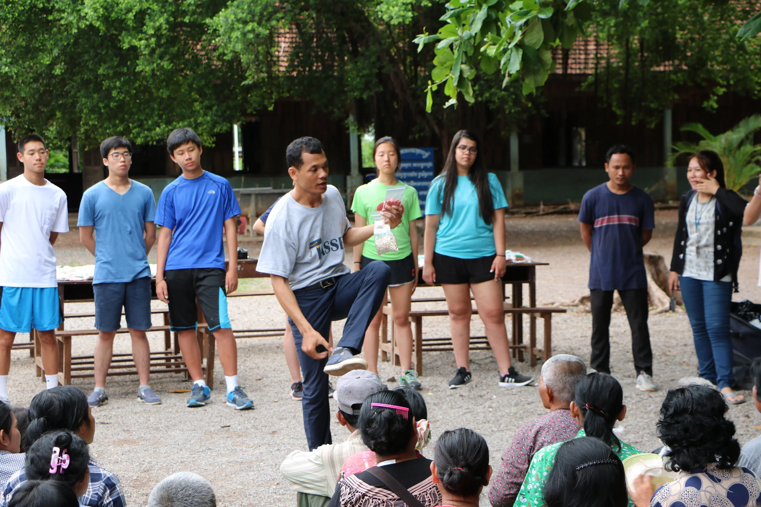 Teacher Noeng teaching villagers of Kamping Puoy how to use the medicine they are given. 