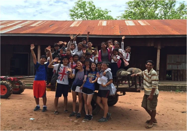 Miyu and other TASSEL volunteers with children and local teachers of the Banan TASSEL School, 2016. 