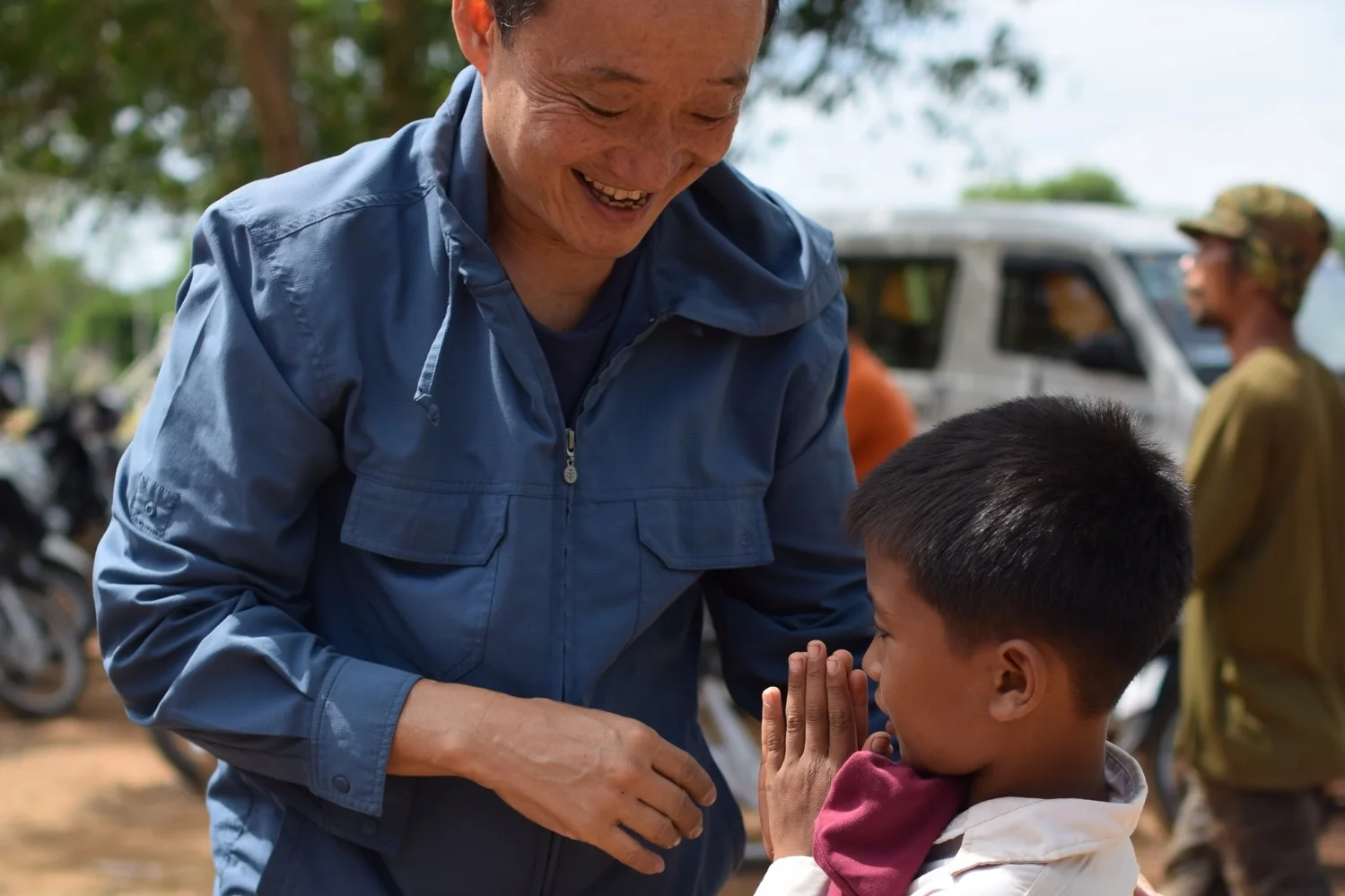 Joji Tatsugi delivering clothing to the children of the Banan TASSEL School, 2016.