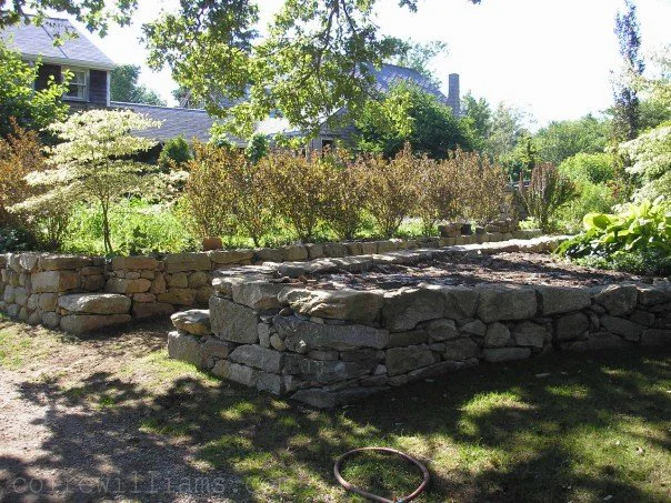 drystone retaining wall (right) and inset corners _2006_www_coirewilliams_com.jpg