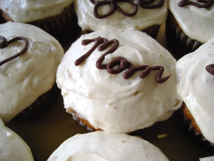 Cupcake Decorating for Mom's Birthday