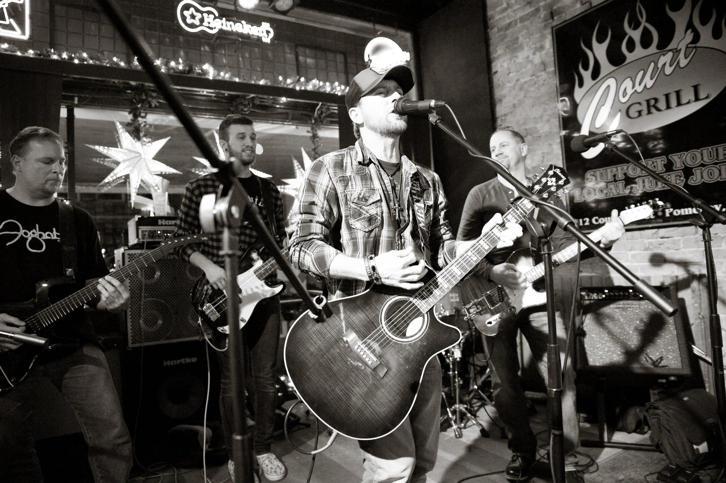 Ohio born-and-raised country singer Matt Metheney is coming to The Hut in New Haven, this Saturday night. Here he is, heading up a performance at one of the most popular and longest-running open stages in Ohio, at Court Street Grill (in Pomeroy, hosted by our very own Brent Patterson ). Photo by Michelle Waters .