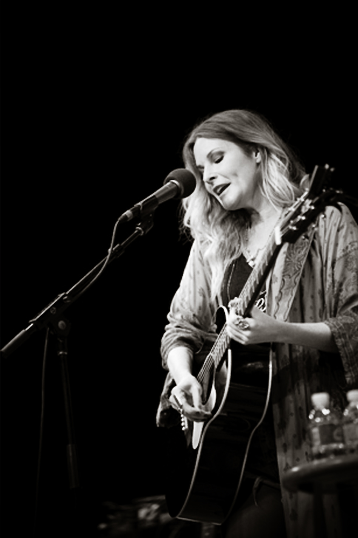 Elizabeth Cook , whose mother was born in the WV, is performing at Nelsonville's Stuart's Opera House this coming Saturday with Todd Snider . Photo by Michelle Waters .