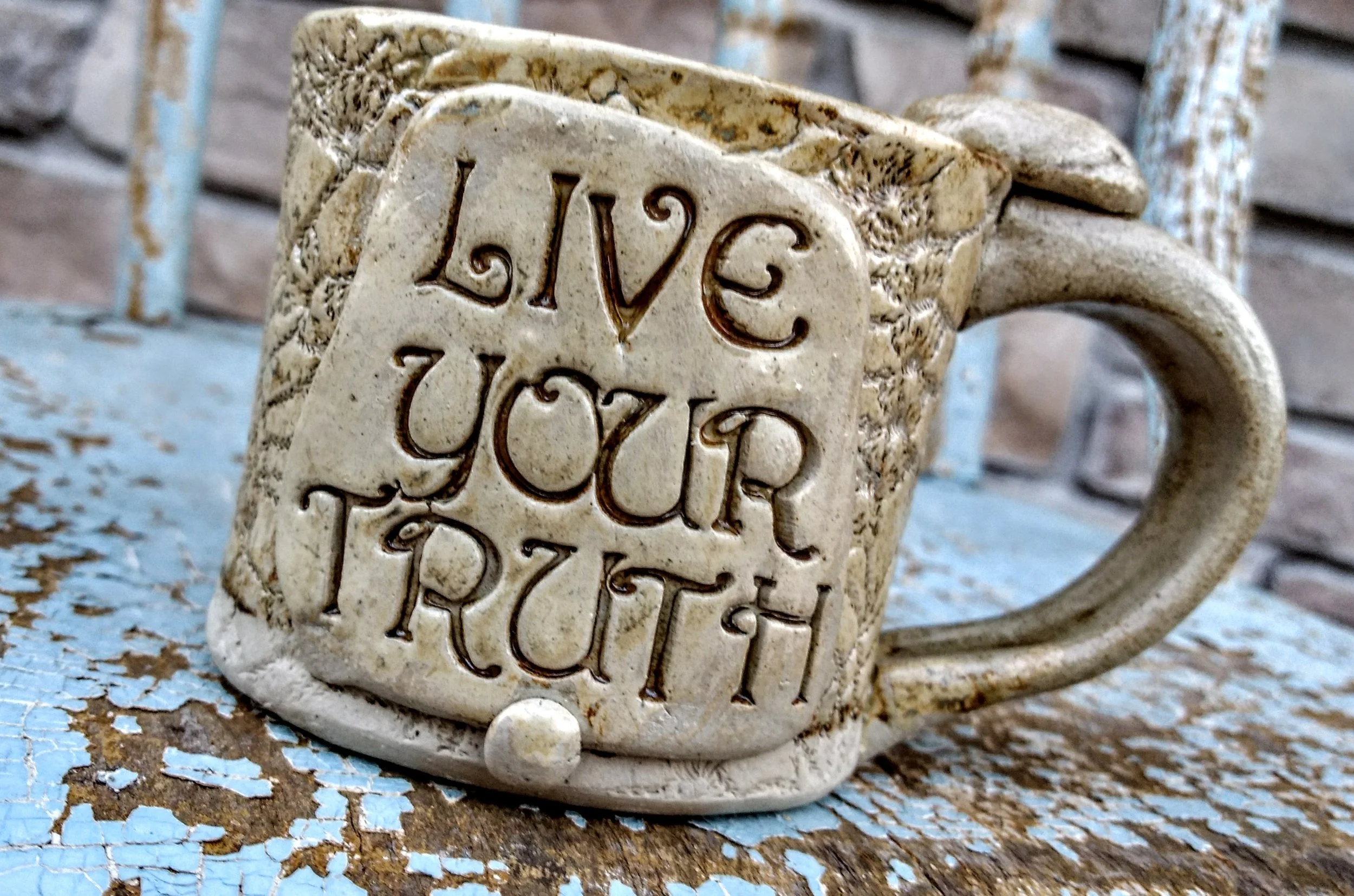 COMFY MUGS THAT WARM YOUR HANDS AND YOUR HEART.