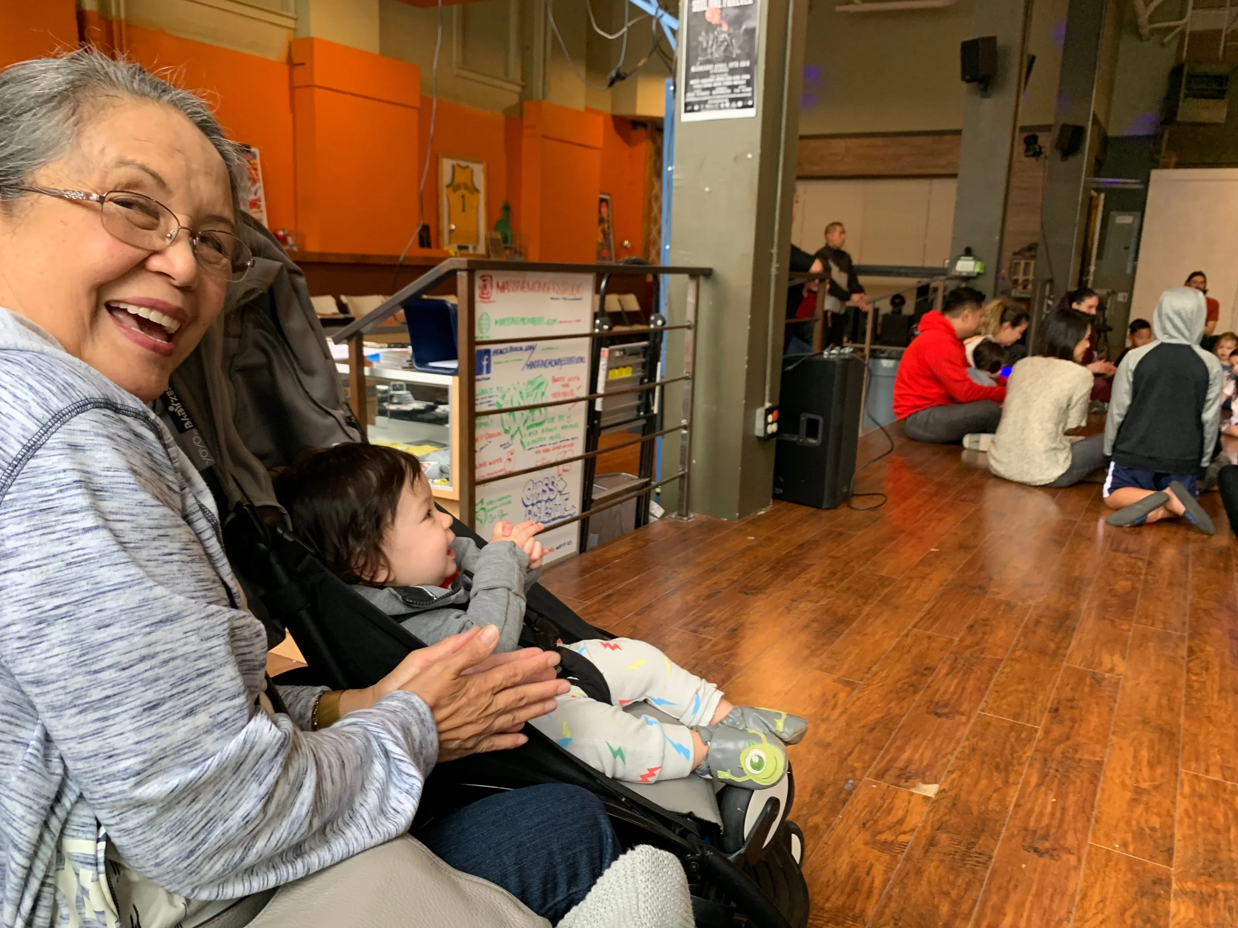 Clapping with the breakdancing circle