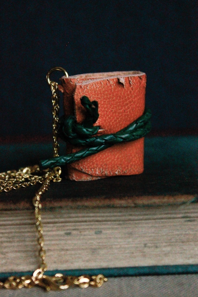 Tangor | Miniature leather book necklace with hemp drawing paper