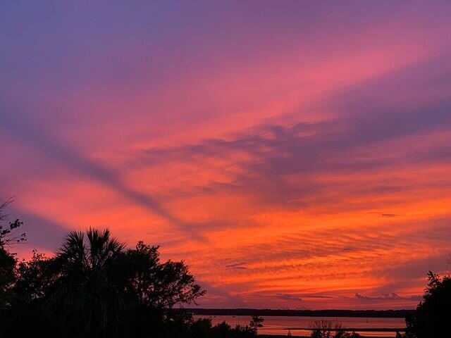 And then there was this 🌅 The shadows extending from the cloud tops on the horizon 😲
#epicsunset #sunset #epic #clouds #charlestonsc #charleston #southcarolina