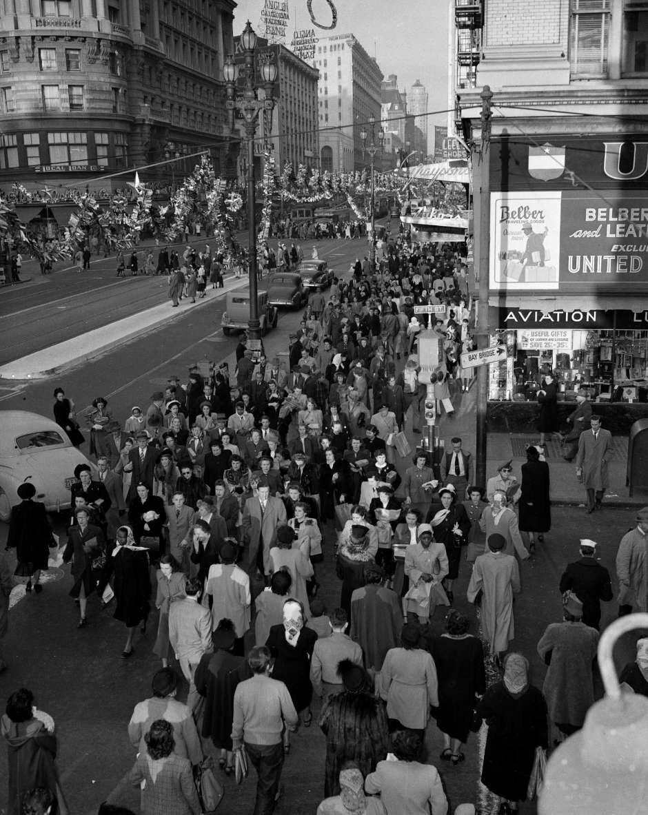 Crowds of Christmas shoppers in 1948.