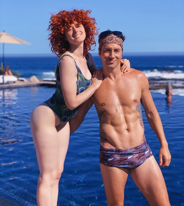 Look who joined me at the pool! I&rsquo;ll never say no to a good strong swim with a Navy Seal in Sungas! Although he&rsquo;s really making my hard-earned tan look obsolete. 🧜🏻&zwj;♀️🍍🌵🏖🧜🏻&zwj;♂️🌺 @jeffgum
.
.
.
 #poollife #swimbuddy #sungali