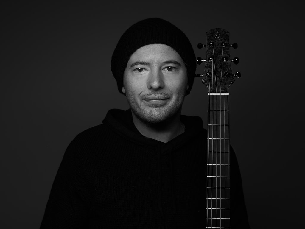 ALANGOGOLLBLACKWIDEPORTRAITCLOSE.jpg