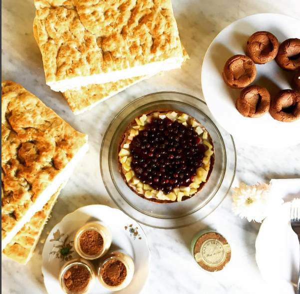 Fabricamos nuestra propia Panaderia y Pasteleria Todos nuestros panes y nuestros postres los elaboramos de manera artesanal con la mejor materia prima