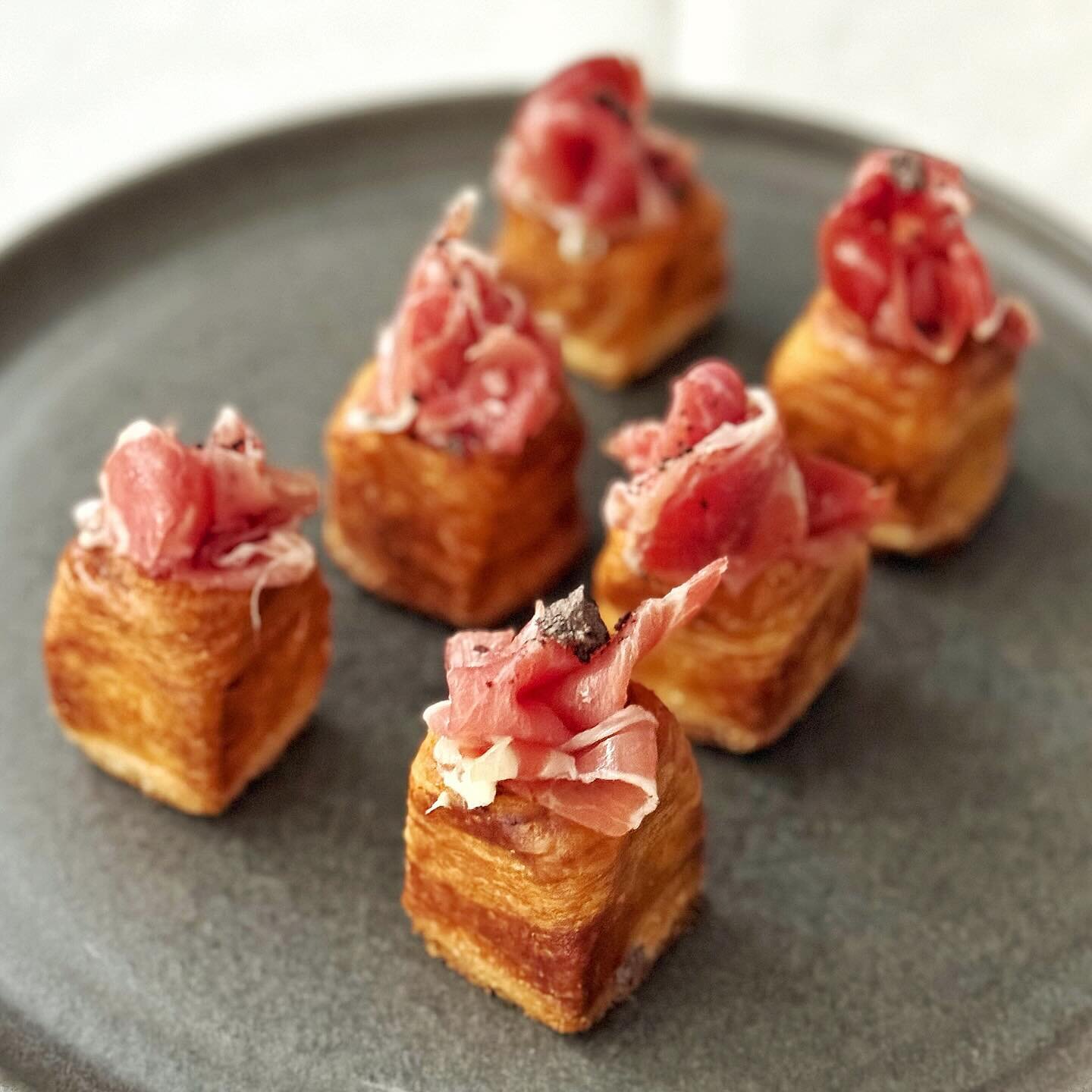 Croissant relleno de crema de brie, jam&oacute;n de bellota y crumble de kalamata