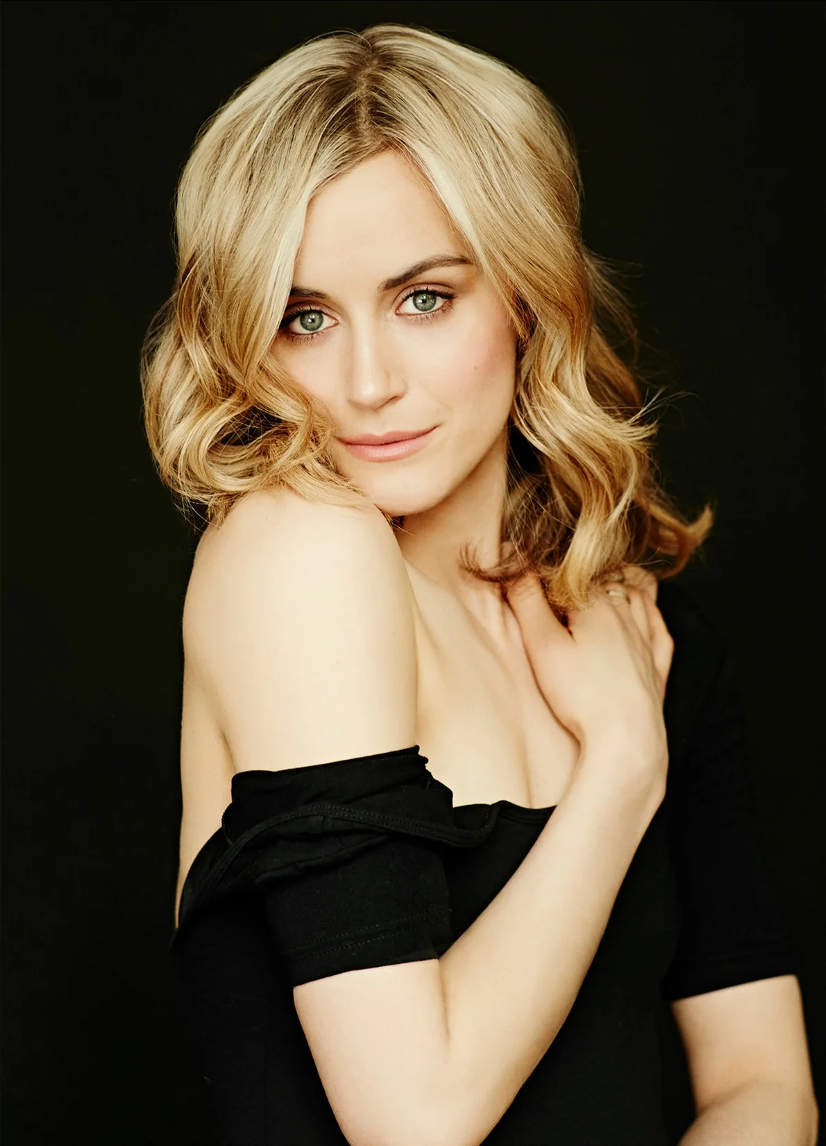 Taylor Schilling // Netflix PR // Cr: Brian Bowen Smith