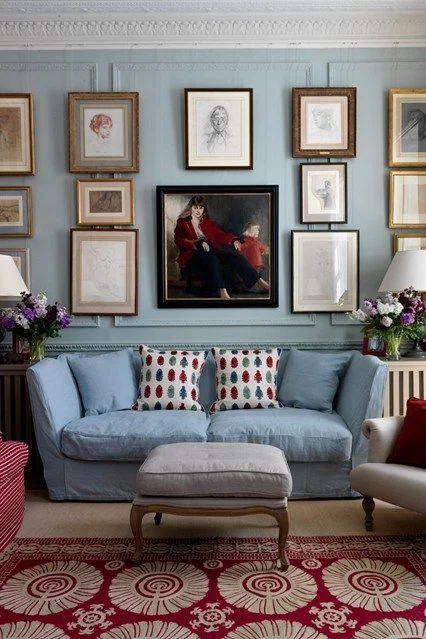 We can't get enough of blue and touches of red in a more classic setting.