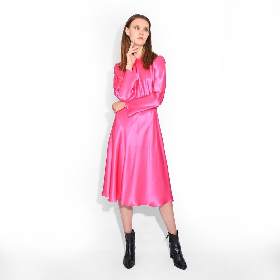 N&deg;13, Urban collection: A pink long sleeved midi dress, with a heavy black zipper at back.  Part of our ready-to-wear 2023 collection, and exclusively made on demand. #urban #alyssonsantosbrand