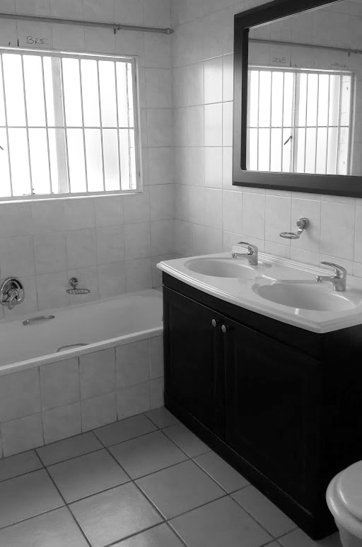 MAIN BATHROOM - BEFORE