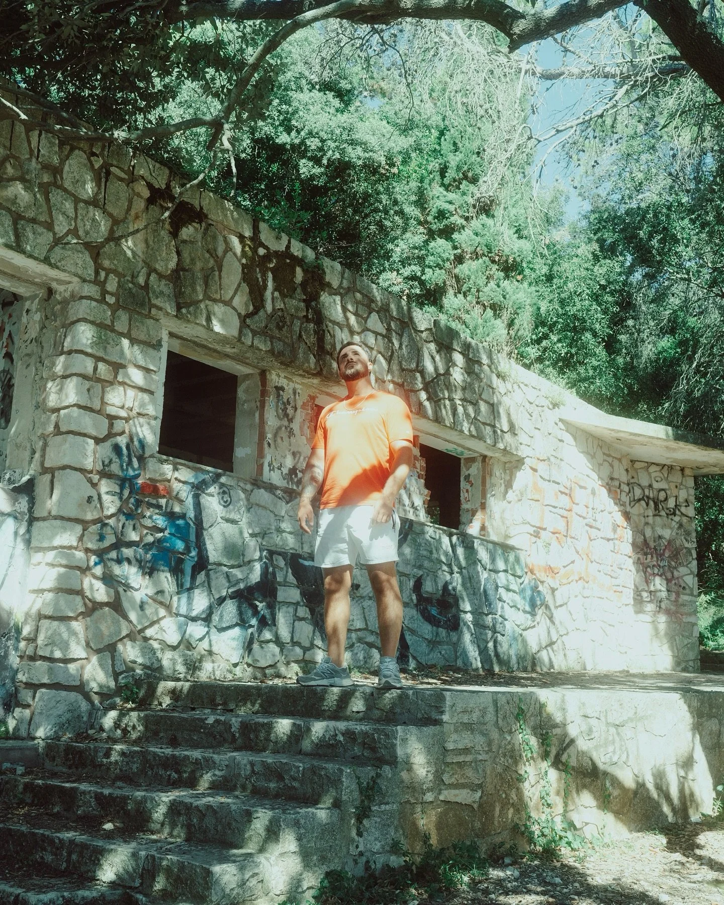 What do you do when you stumble upon an abandoned beach club? You guessed it!
You take epic portraits of each other 😎

@nifinho_prime 🤍