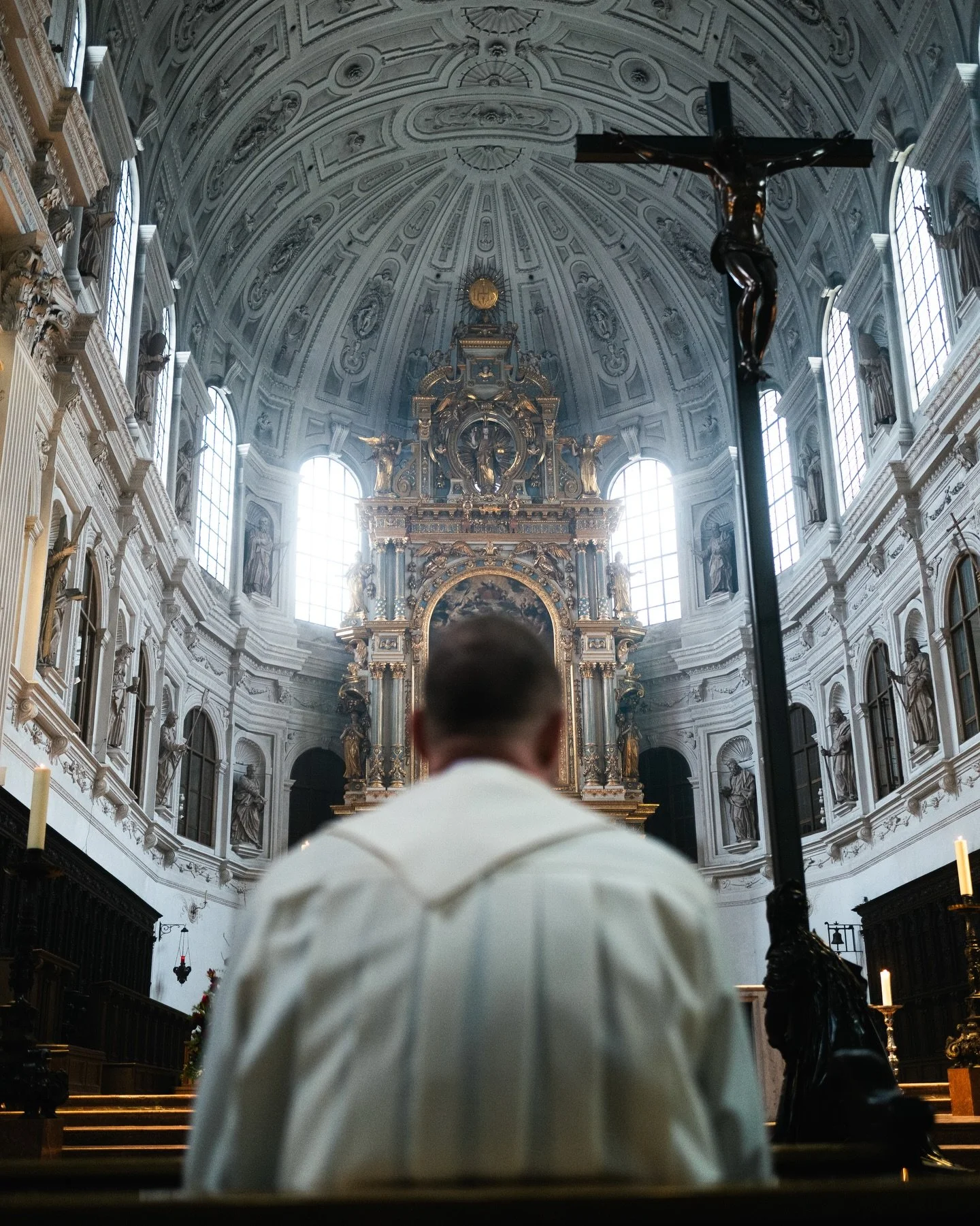 Exploring Munich without any information about places to see, brought me to this place i randomly discovered. 

I was stunned by the amazing inside of this church. It&rsquo;s called the St. Michaels Church. It was build between 1583 and 1597. 

Its a