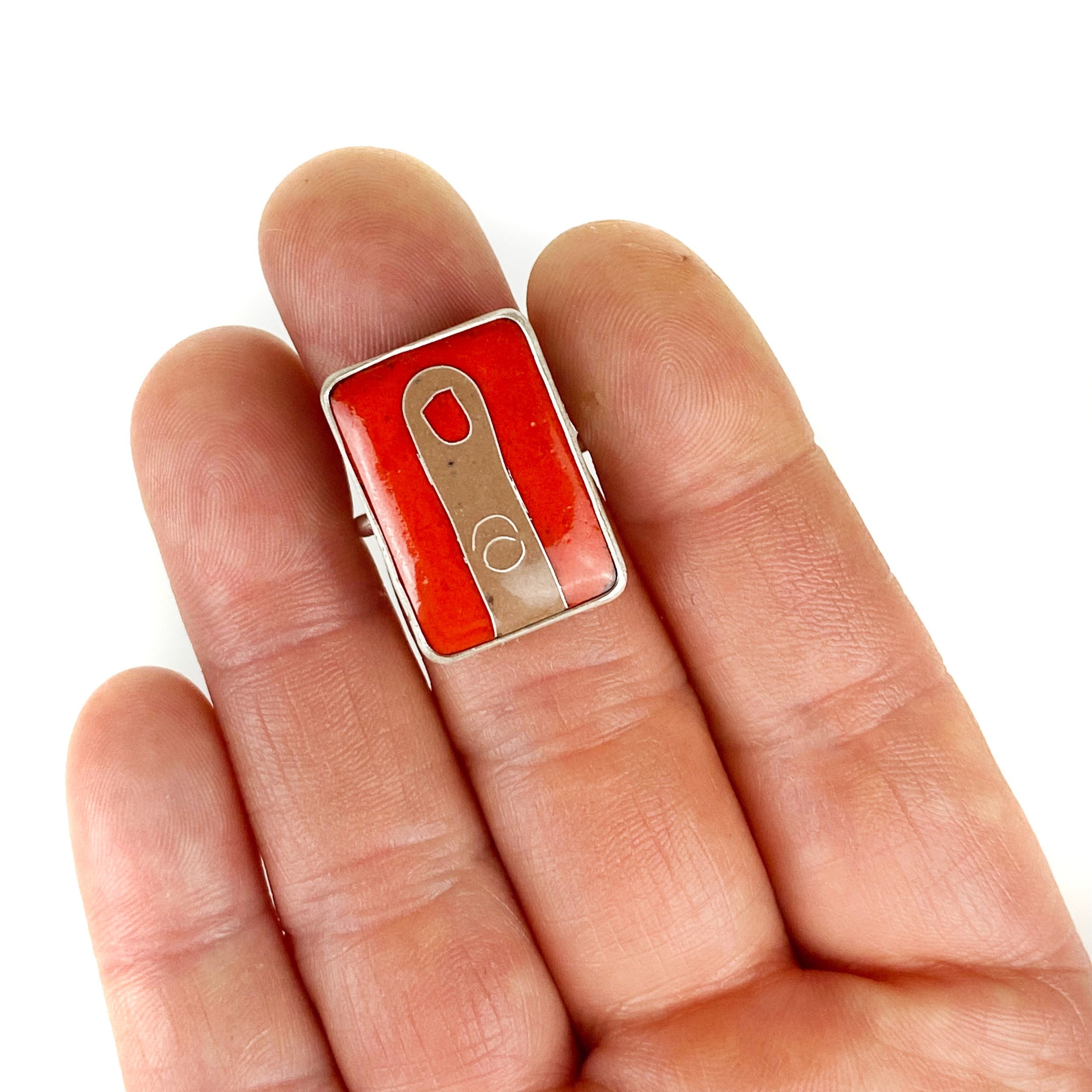 red+finger+ring+hand.jpg