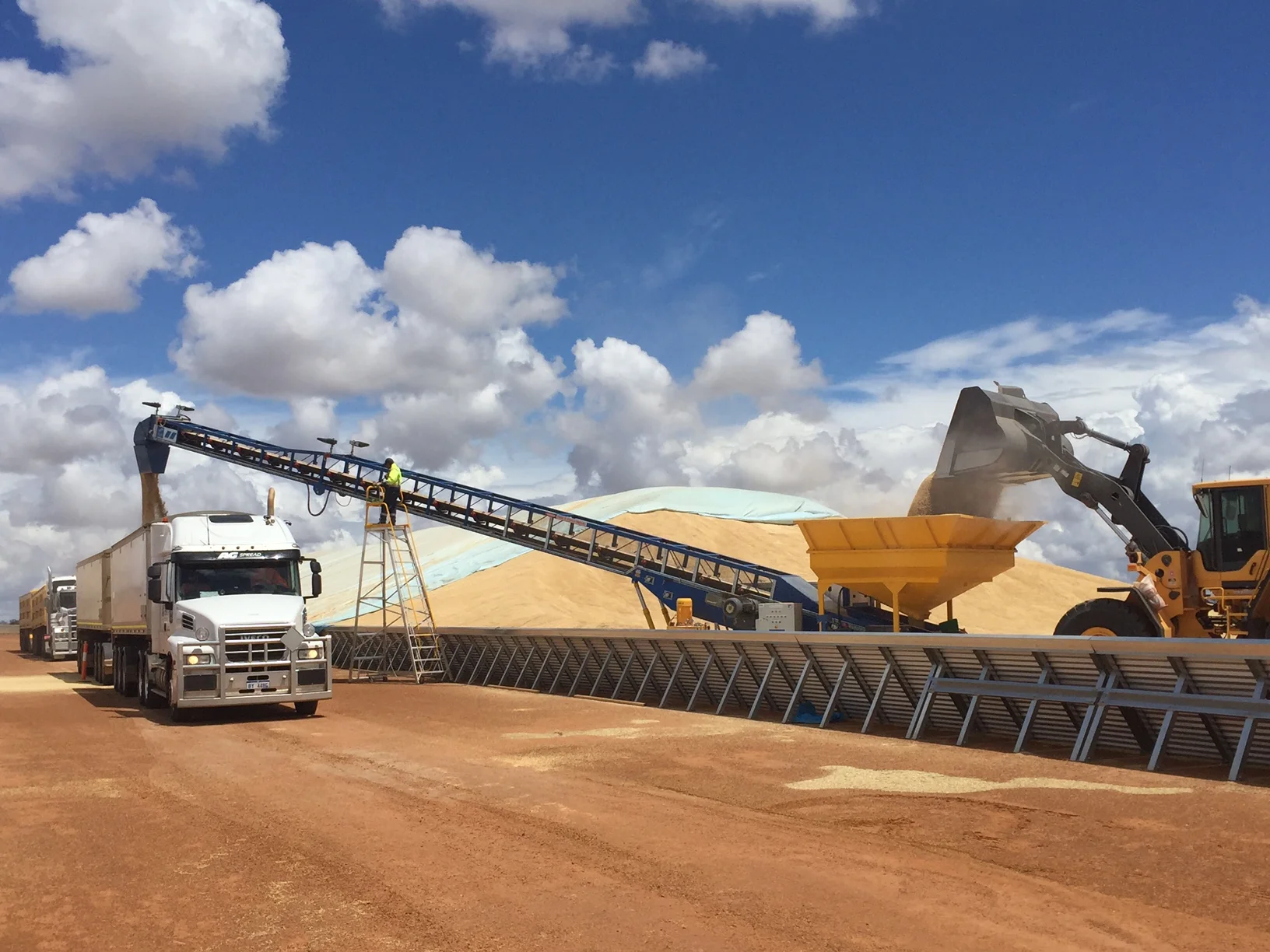 Outloading via BunkerStacker3000 fitted with surge hopper