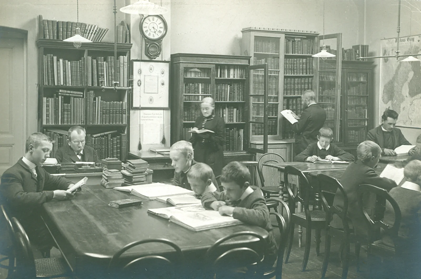 Ungdommens læseværelse i Kjøttbasarene, Bergen, 1906. (Utlånt av Bergen offentlige bibliotek)