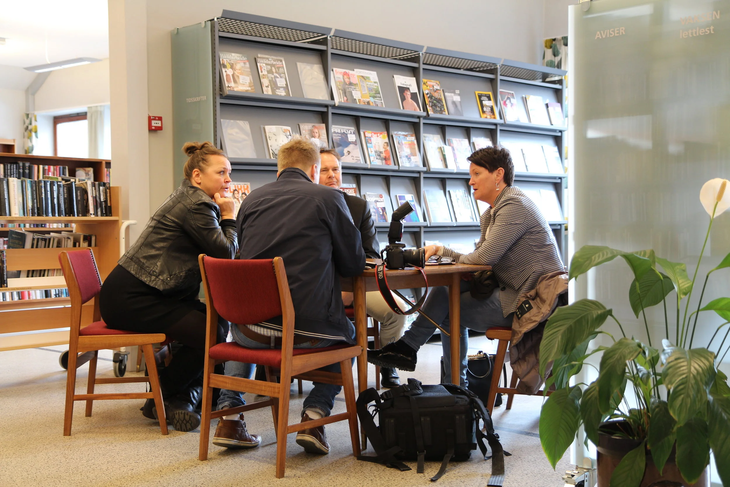 Direktør Lin Holvik, rektor Sven Olaf Brekke og kommunikasjonsleiar Guro Kleveland blei intervjua av Hardanger Folkeblad ved redaktør Eivind Dahle Sjåstad.