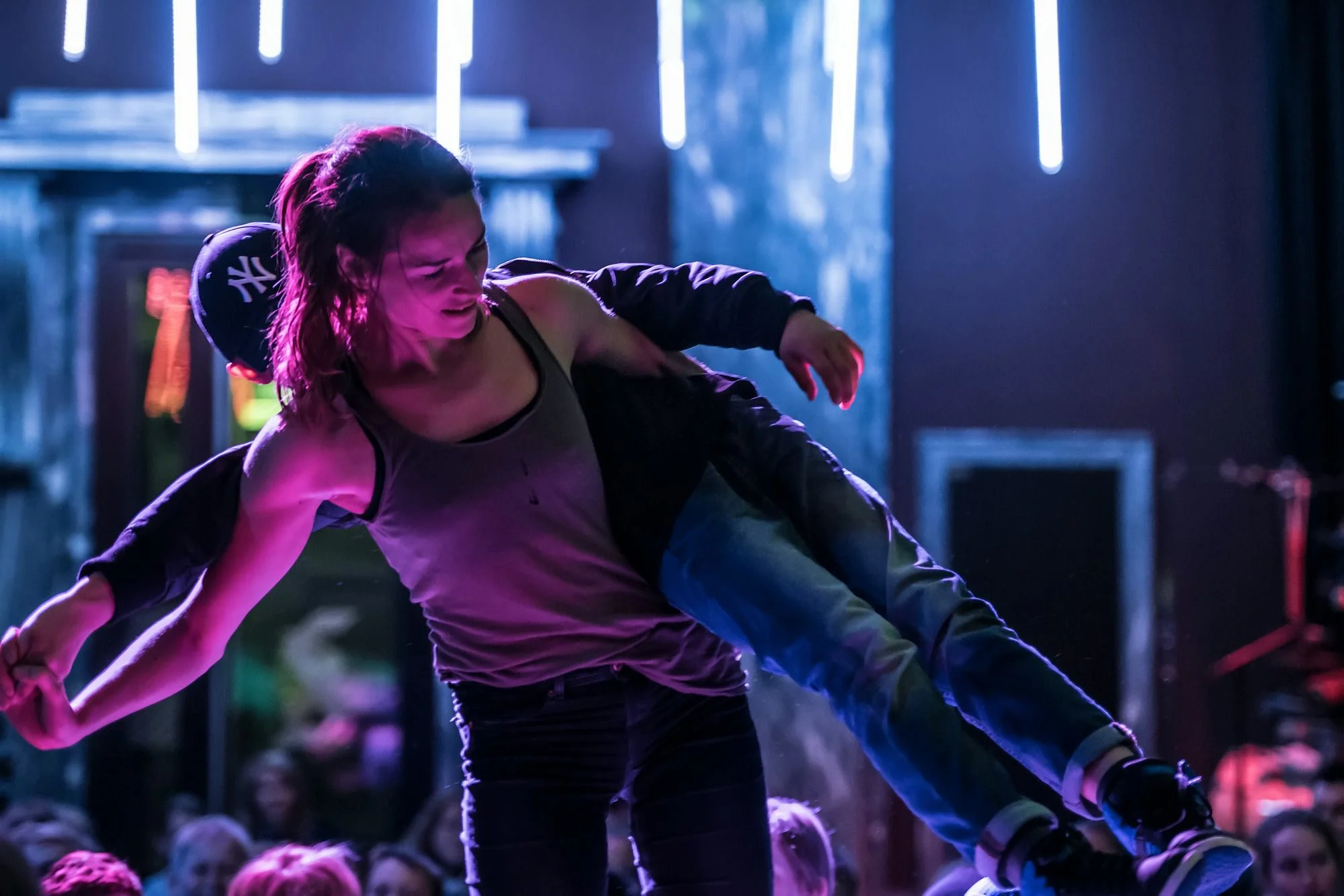 Danser Nina Biong løfter på publikum