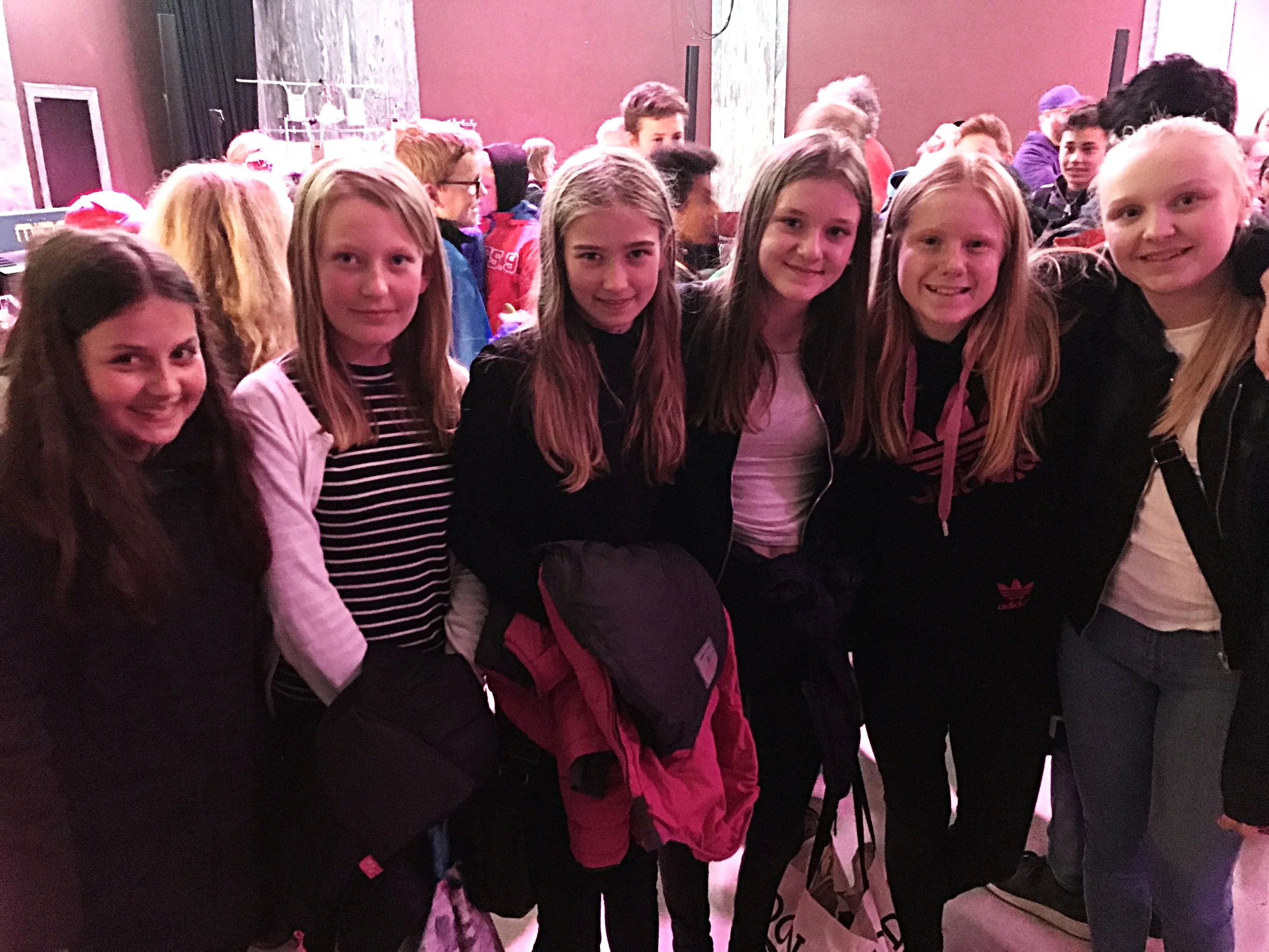 Jentene fra 7.trinn på fra Manglerud skole på Kollasjfestival, og berørt av konserten i marmorsalen