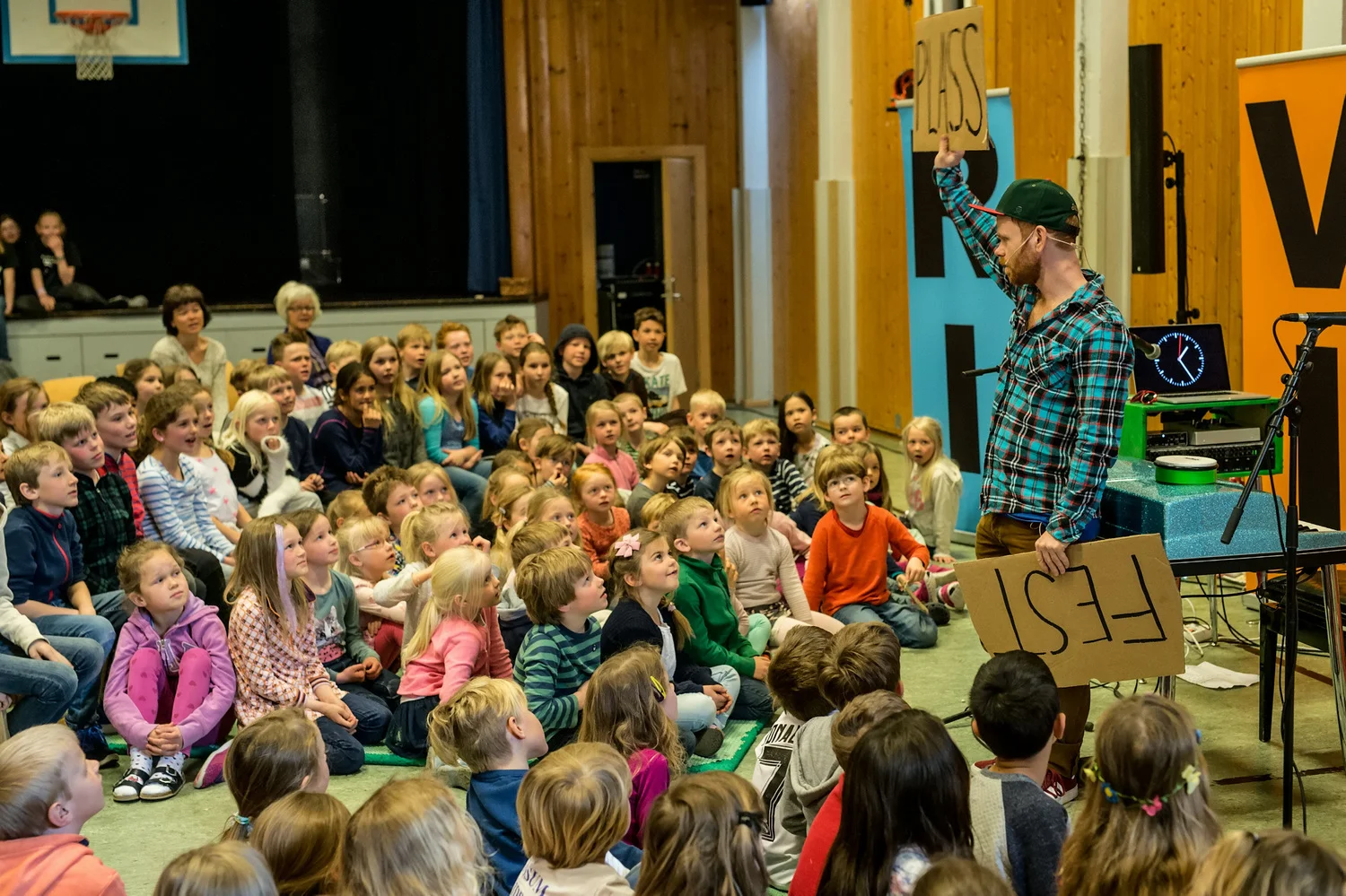 Ravi på skolekonsertturné i gymsaler, 2016. Foto: Lars Opstad/Kulturtanken