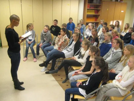 Forfatter og slampoet Guro Sibeko på skolebesøk i Den kulturelle skolesekken. Helgerud skole, Hønefoss.