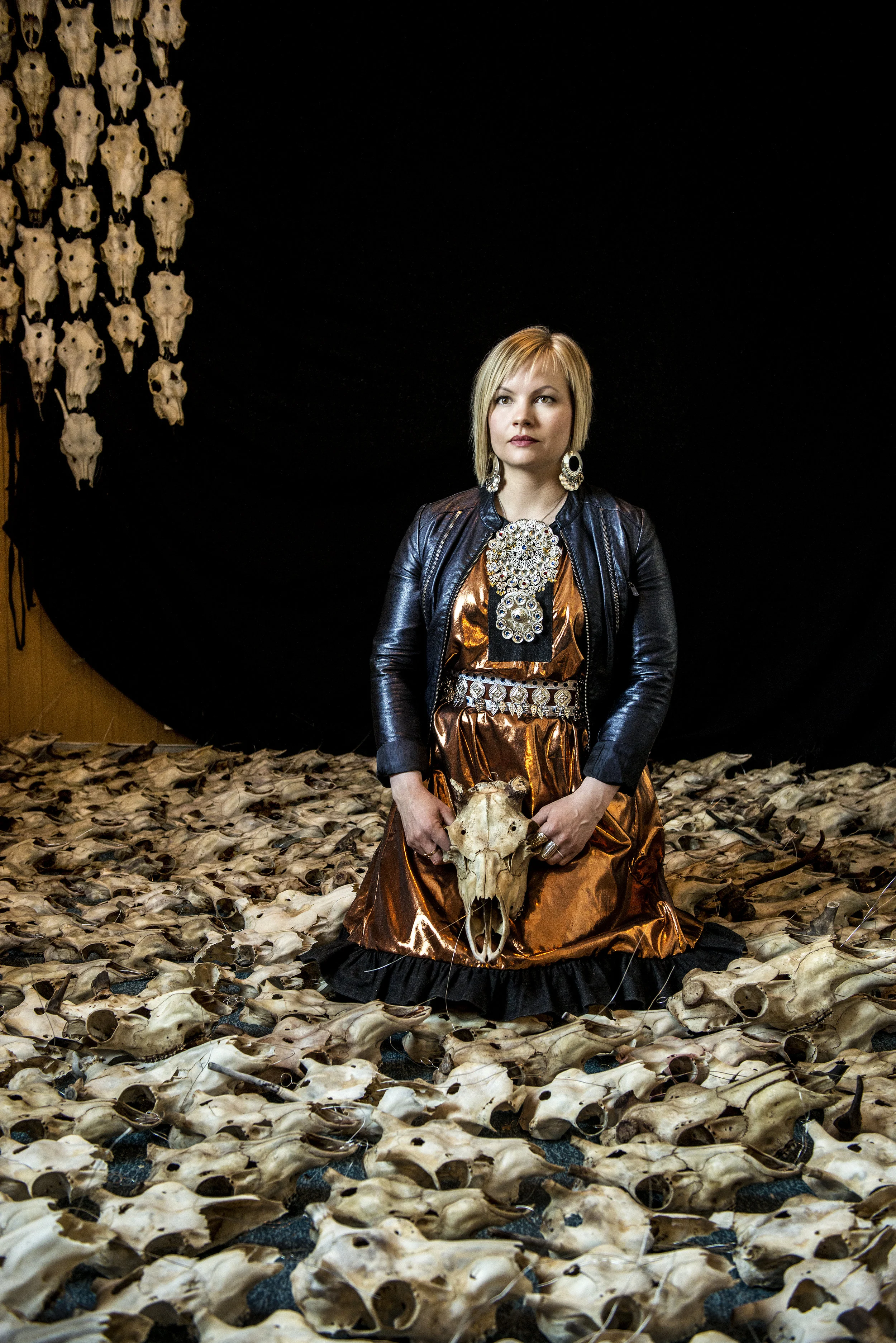 Máret Ánne Sara er en samisk tverrfaglig kunstner som tar opp politiske og sosiale temaer i sin kunst. Foto: Per Heimly
