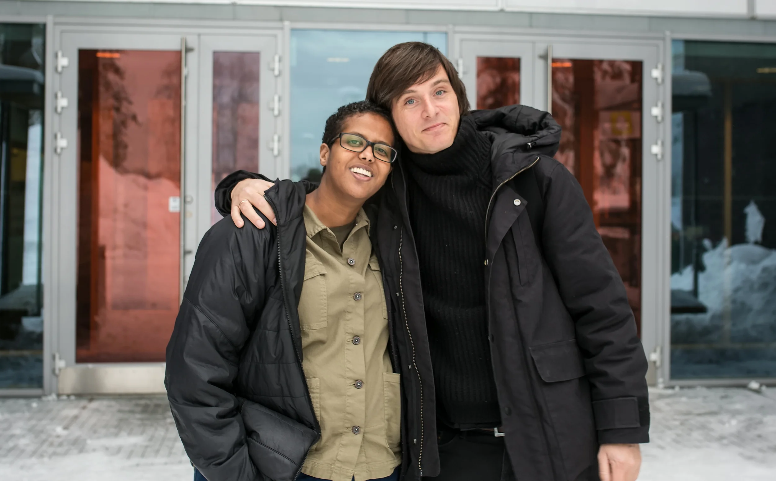 Amal Aden og Simon Stranger har blitt gode venner etter uker med DKS-turné og litteraturbesøk til videregående skoler i Akershus. Foto: Cathrine Jakobsen