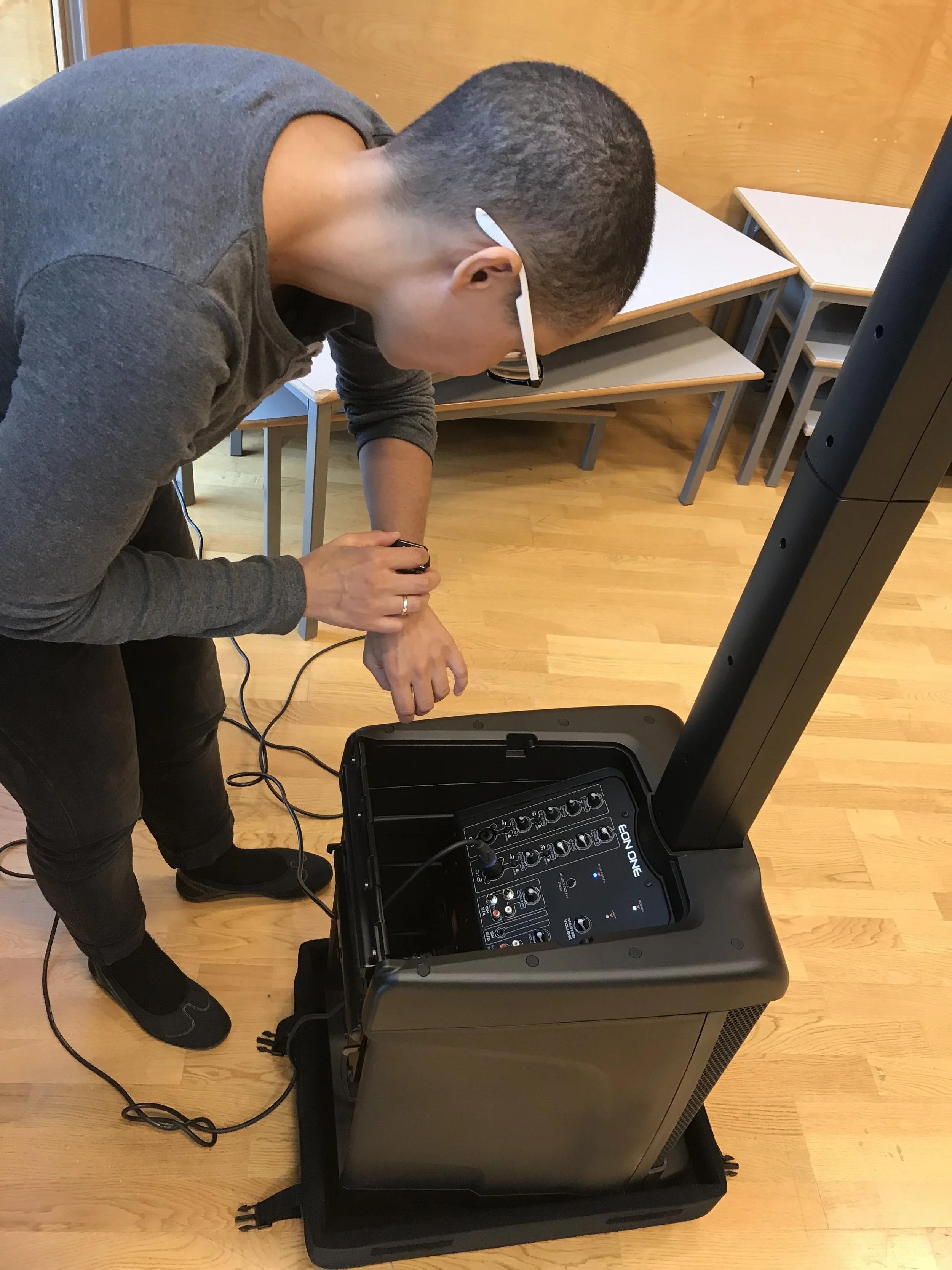 Guro styrer selv lydkulissene ved hjelp av en klokke med bluetooth.