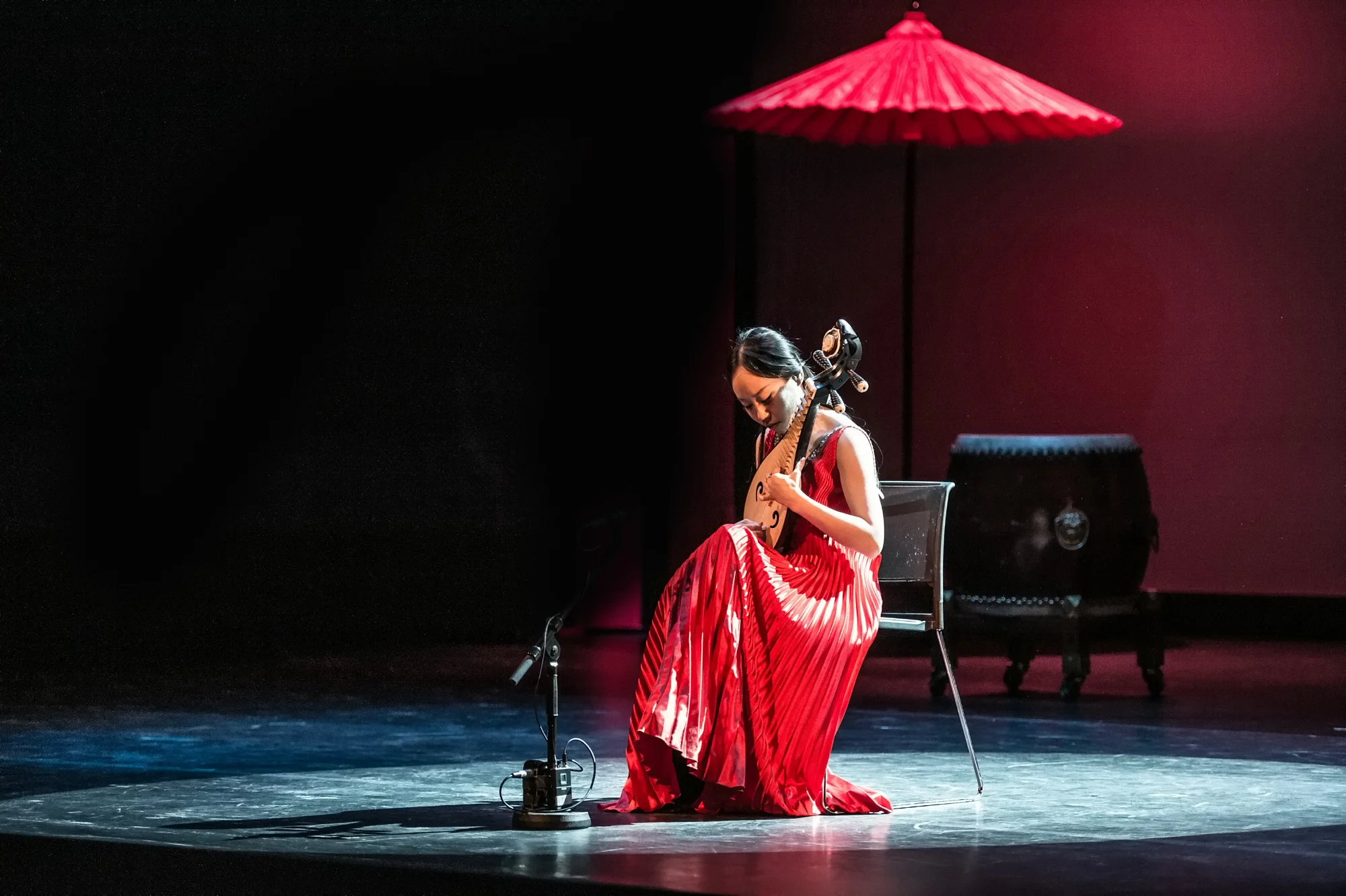 Langreist konsertbesøk. Forestillingen GISP (Kina), besøker Buen kulturhus under Rabalderfestivalen, en forestilling med musikk, dans og sjonglører. Foto: Lars Opstad/Kulturtanken (arkivfoto fra Den Norske Opera og Ballett).