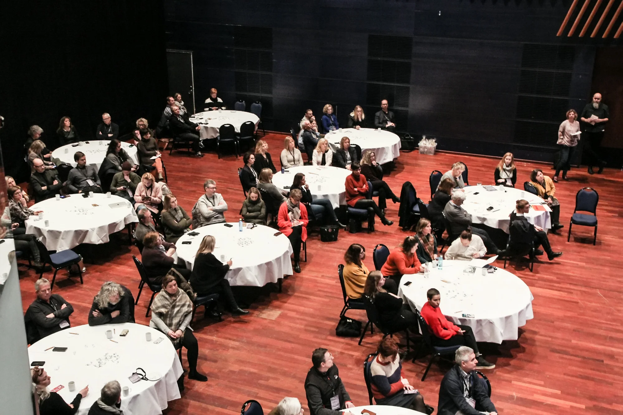 Runde konferansebord for dialog i Bjørnsonsalen på Seilet i Molde