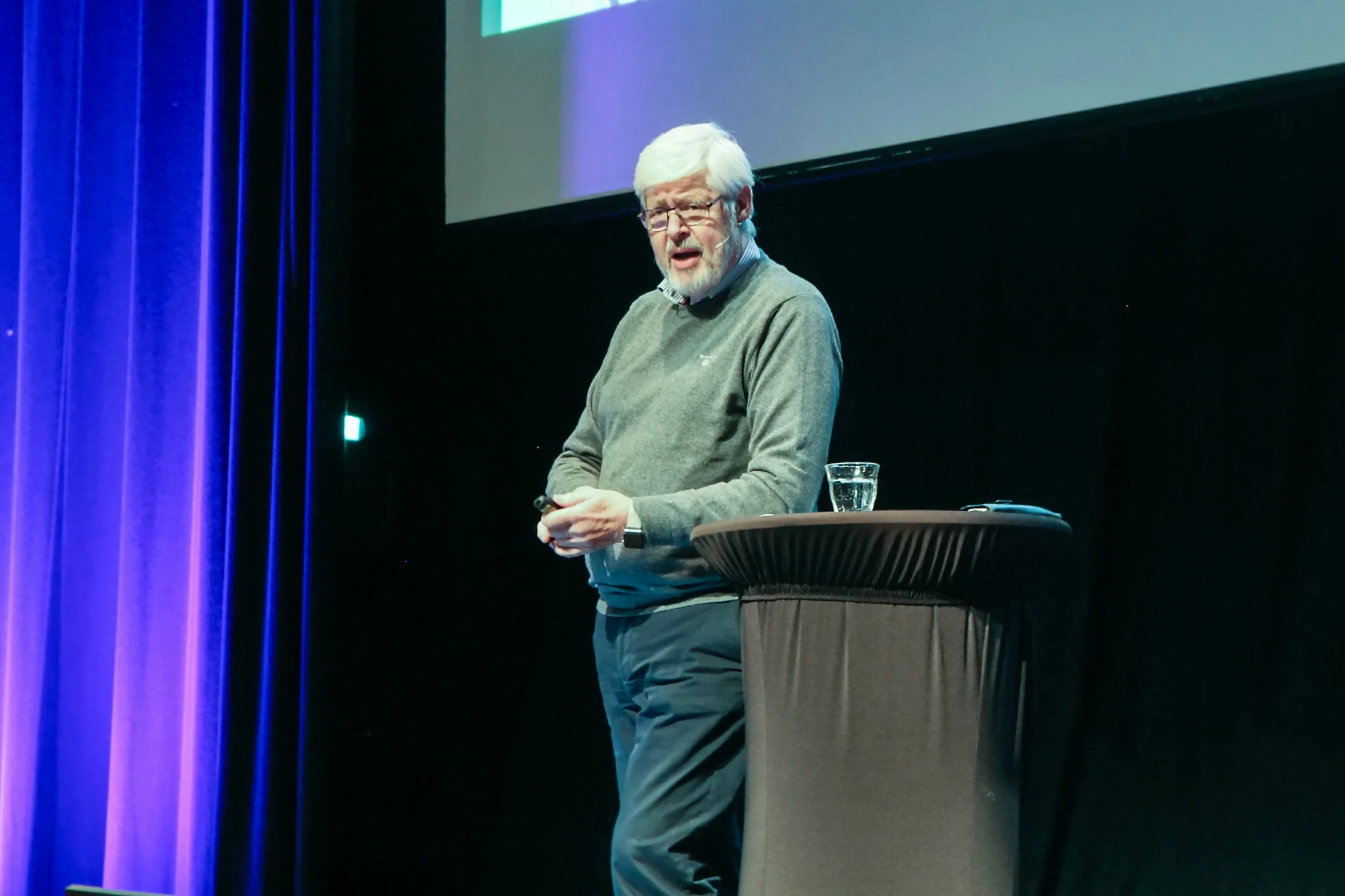 Den danske hjerneforskeren Kjell Fredens forteller at læring ikke bare skjer med hjernen, men også med kroppen.