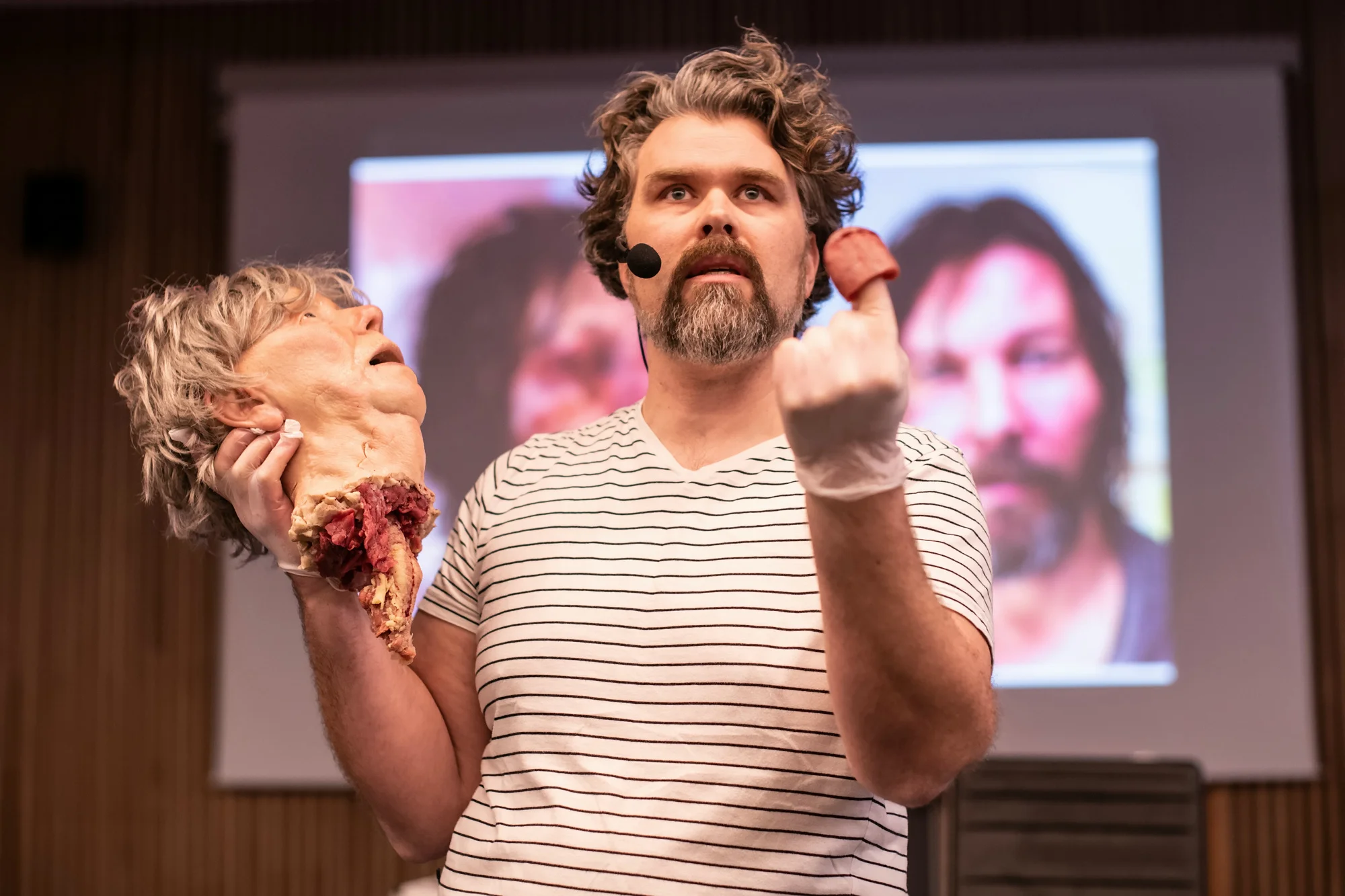 Effektmaker Steinar Kaarstein avmystifiserer horrorscener, og avslører triksene bak et avrevet hode.