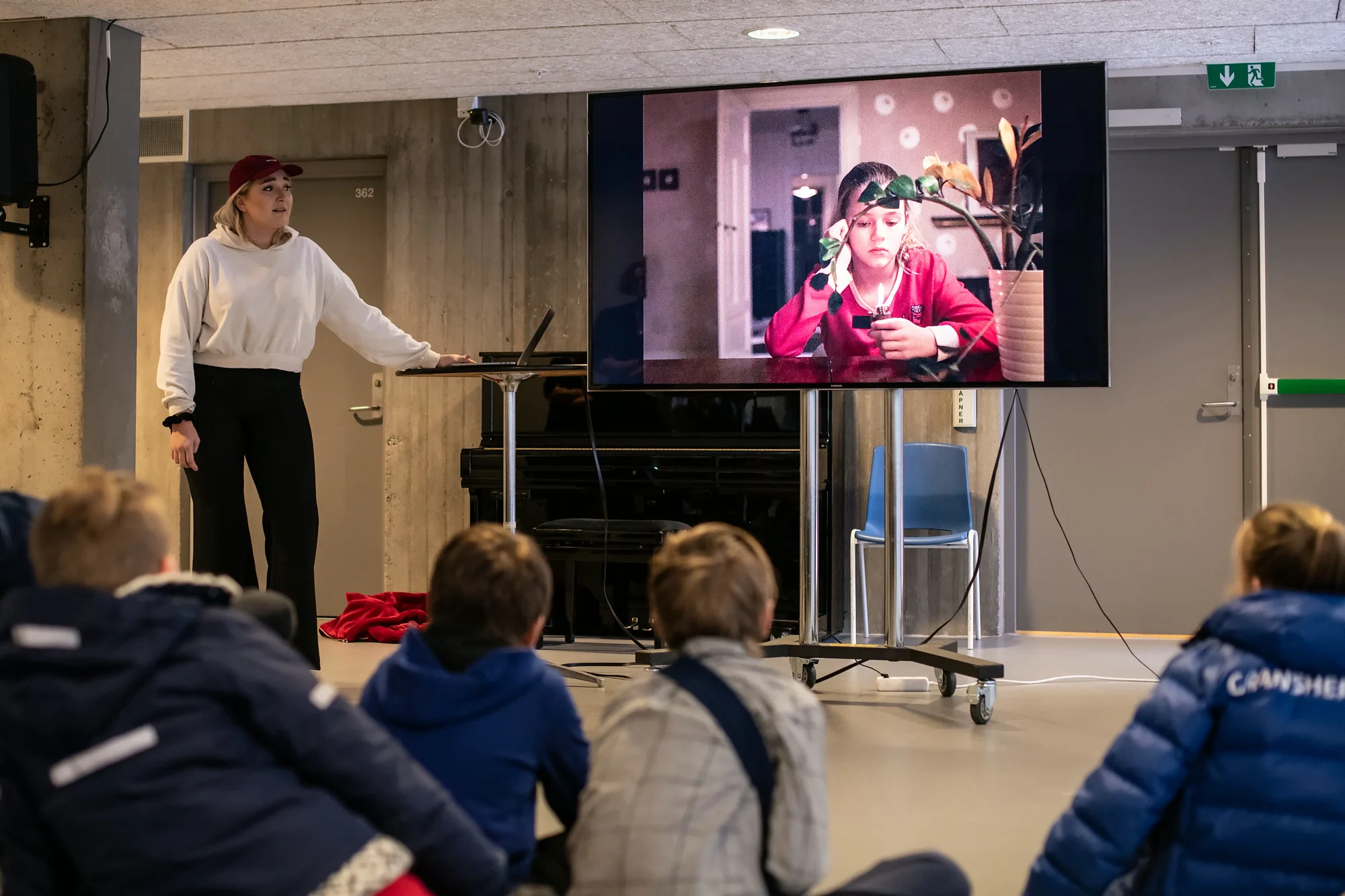 Regissør Rebecca Kjellmann forteller hvordan man med enkle grep etablerer hovedkarakteren i kortfilmen “Tenning”.