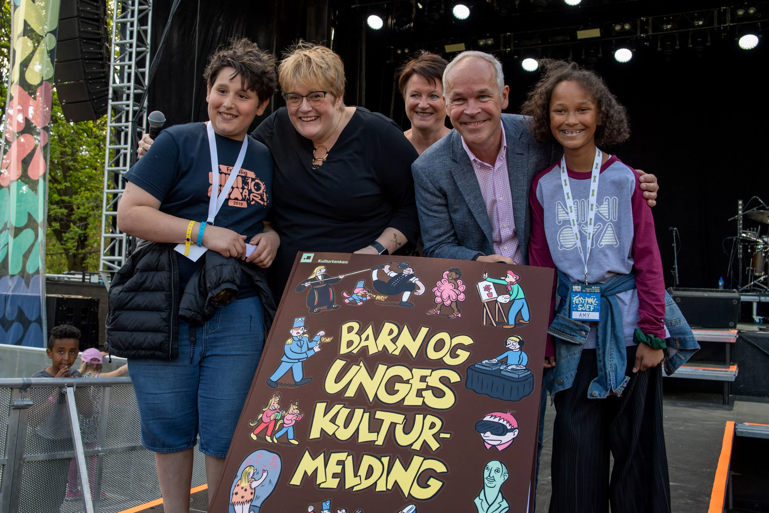 Festivalsjefene Abdullah og Amy, sammen med Lin Holvik (Kulturtanken), overleverte Barn og unges kulturmelding til Trine Skei Grande og Jan Tore Sanner.