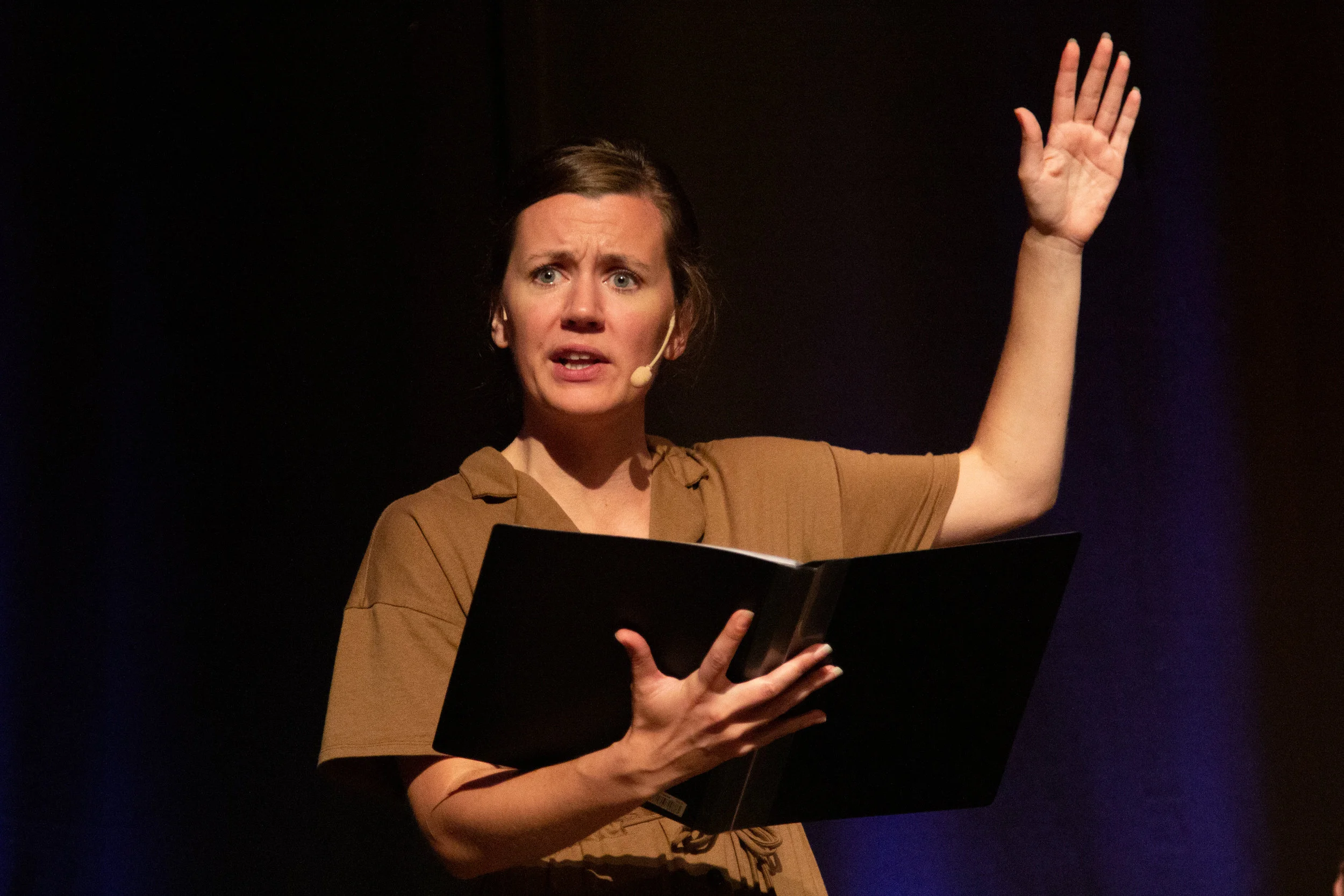 Kari Holmen fortalte med stor innlevelse i DKS-produksjonen «The Secret in Our Voice» – en konsert som formidlet urfolks vokale musikktradisjoner. Se video for en smakebit.