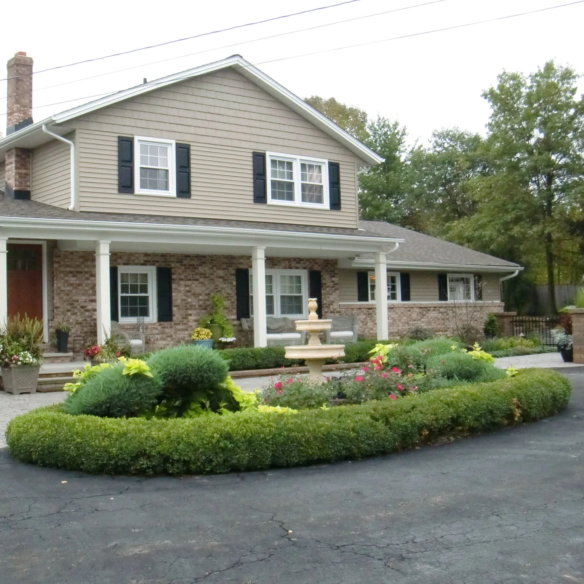 The trimmed hedges create a frame around the bed.
