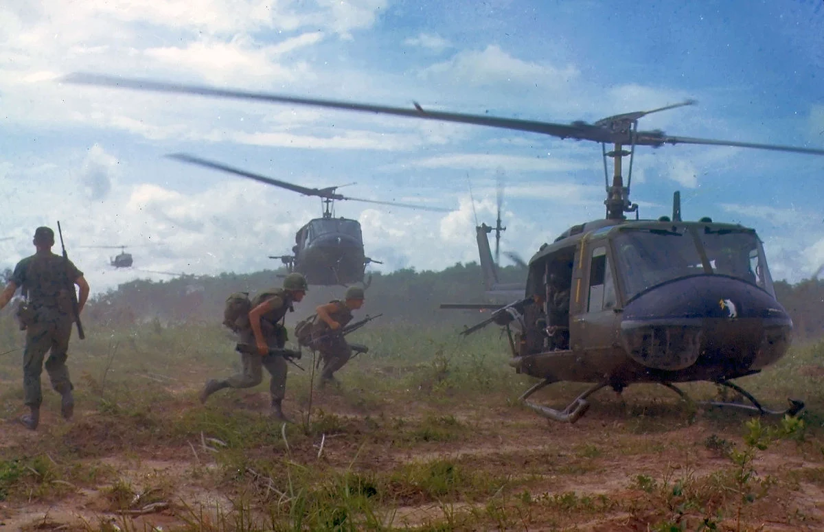 1200px-UH-1D_helicopters_in_Vietnam_1966.jpg