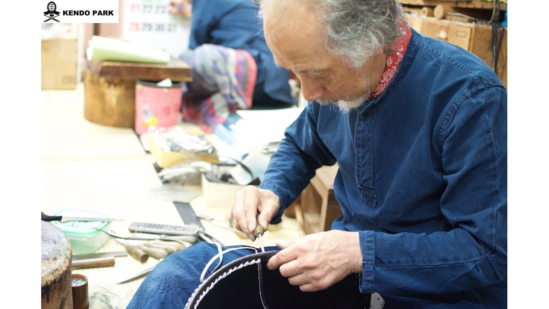 (Mr. Ito answers our interview, while assembling the Dou)