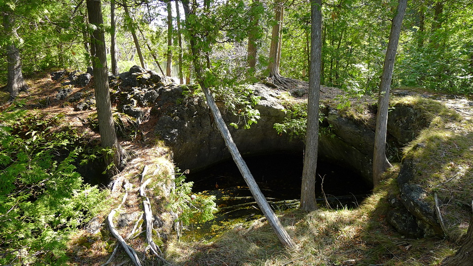 图8:一大壶穴在东部白人香柏木Rockwood保护区。这个壶穴的直径约为2米。图片由安迪Fyon, 2015年5月2日。