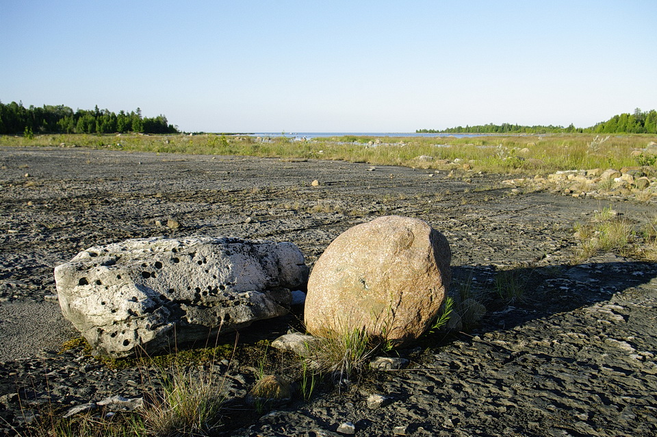 巨石和石英岩,称为冰川漂砾,安大略省地质好奇心的一部分。raybet11巨石Precambrian-aged岩,10亿岁。这些巨砾是不合适的。他们坐在平伏的志留纪-…