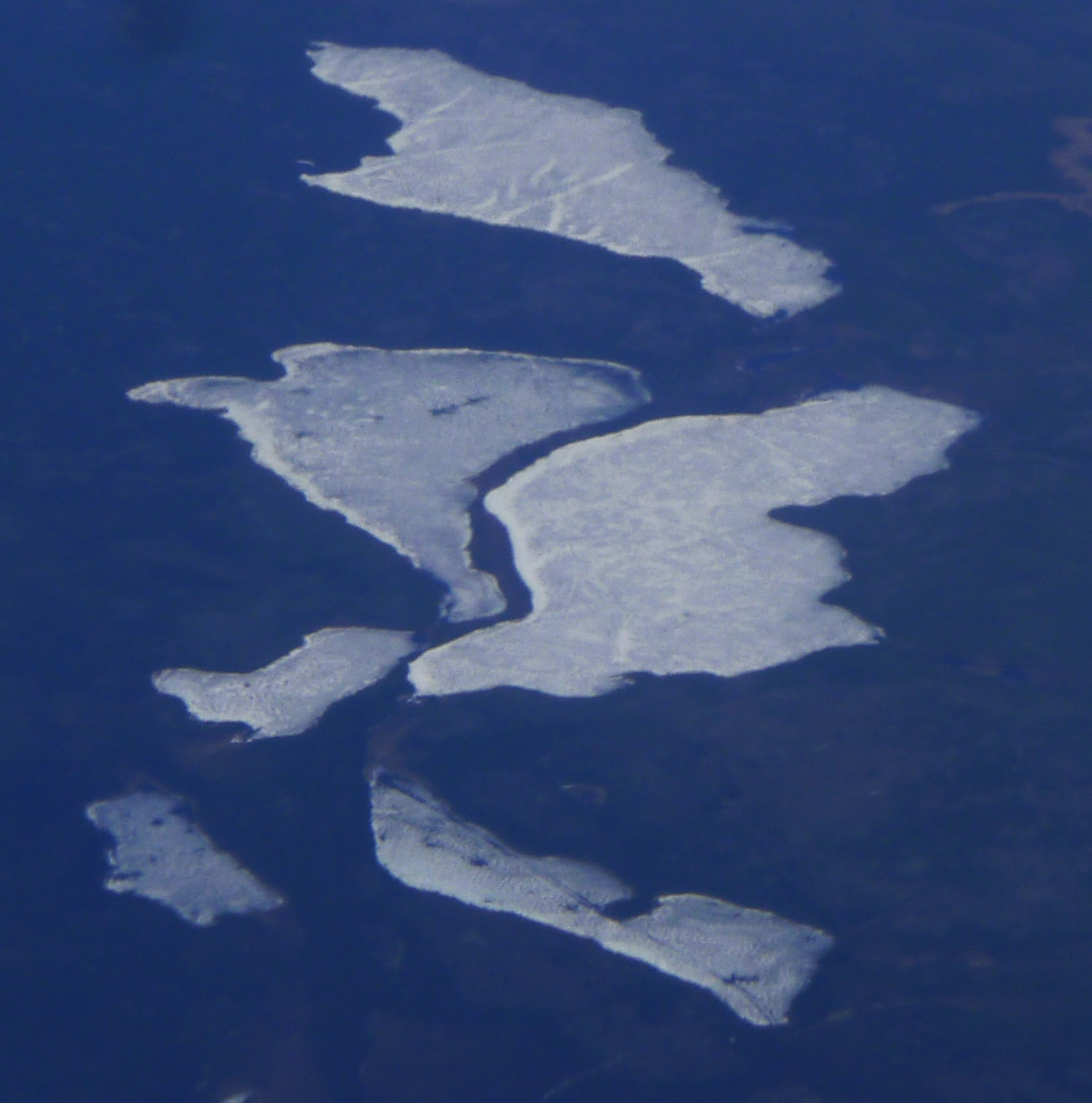 图4:黑暗中扭动的山脊在这冻湖是一个蛇形丘。动物和人类可以使用这个高度的土地穿过湖作为一个地方得到一个良好的环境。照片由安迪•Fyon从飞机大约在20日0…