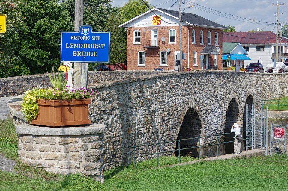 IMGP7240_geology_Potsdam_Nepean_sandstone_Lyndhurst_Bridge_Sept1816_fb.JPG