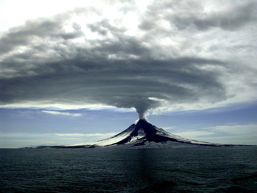 图3:一个猛烈的火山爆发。这是奥古斯汀火山喷发,2006年。奥古斯汀火山是历史上最活跃的火山在阿拉斯加库克湾地区。爆发开始于2006年1月11日,持续了unt…